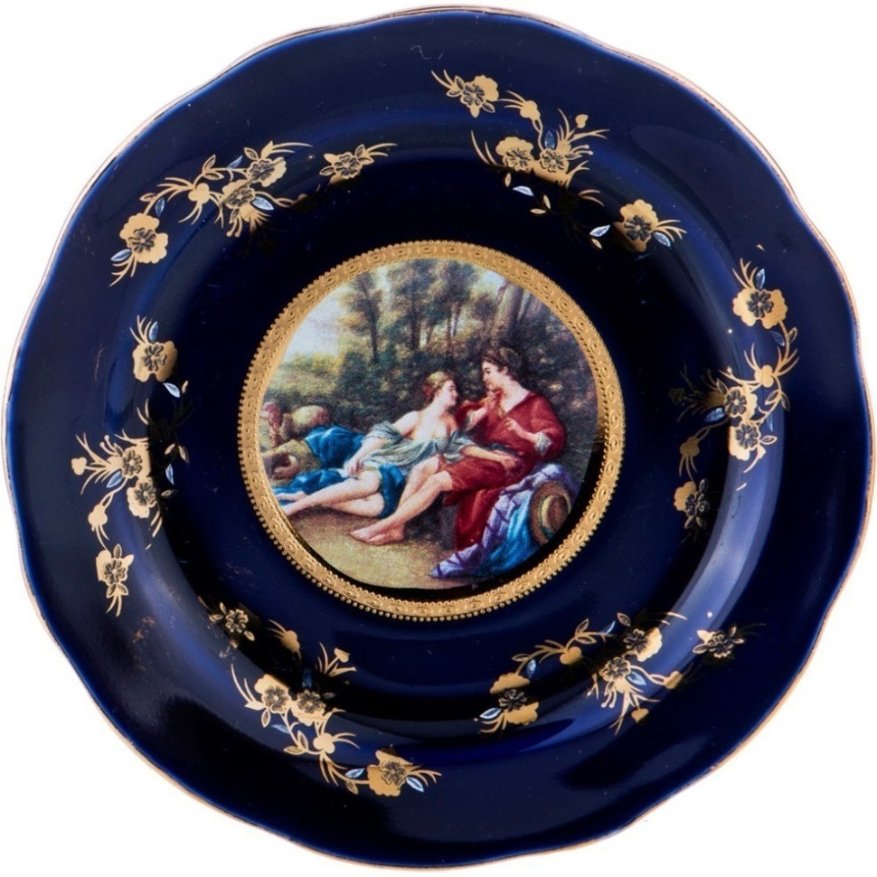 Фото Блюдце 13см влюбленная пара кобальт Lefard  (77-956-2) Посуда для сервировки стола из тонкостенного упрочненного фарфора. Прошла сертификацию. Безопасна для контакта с пищевыми продкутами. Отличный подарок. Не использовать в микроволновой печи, не рекомендуется мыть в посудомоечной машине.- интернет-магазин МегаТерем в Москве