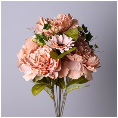 Цветочная композиция из пио...