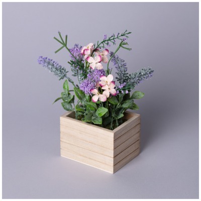 Цветочная композиция в дере...