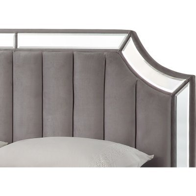 Кровать с зеркальными встав...