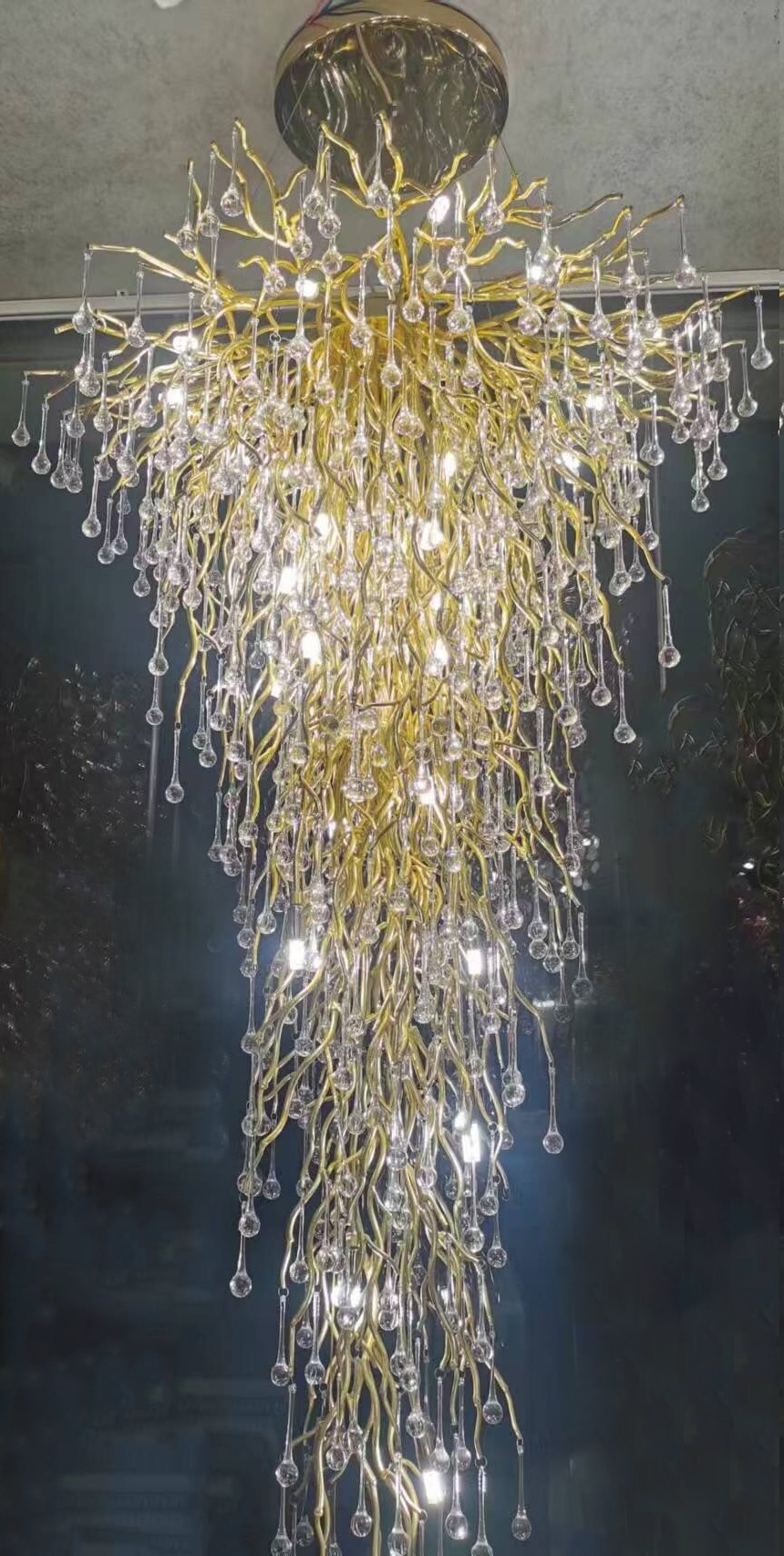 Фото Люстра каскадная Капли d.80*h200 см, металл цвет золото (TT-00012854) - интернет-магазин МегаТерем в Москве