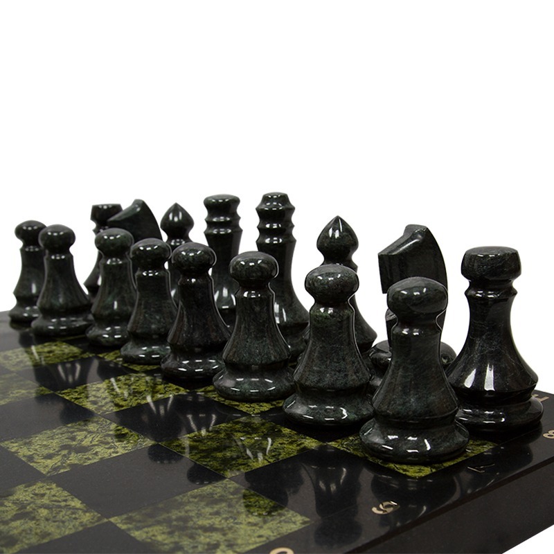 Шахматы из камня. Шахматы из змеевика. Шахматы резные каменные. Красивые шахматы из камня.