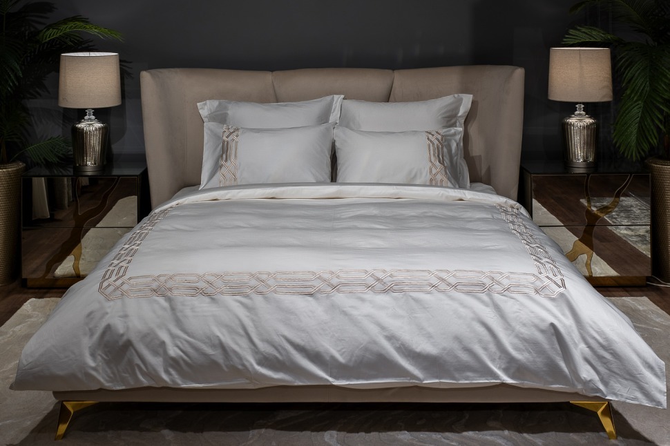 Фото Комплект постельного белья с вышивкой Паллада, золотой, Двуспальный евро (200*220) (TT-00013969) - интернет-магазин МегаТерем в Москве