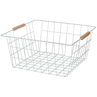 Корзина с деревянными ручка...