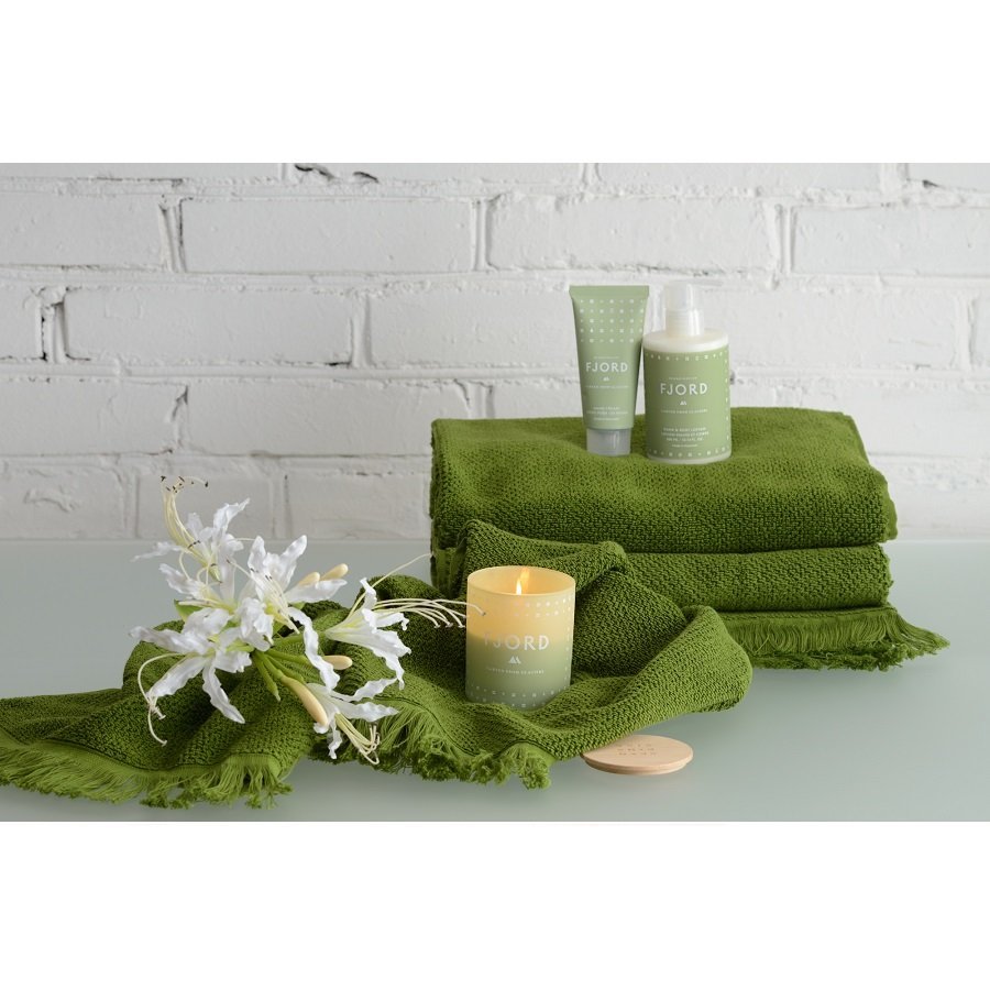 Ванна полотенце картина. Зеленое полотенце. Банное полотенце. Полотенца в ванной. Полотенце оливковый цвет.
